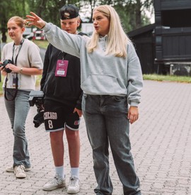 Bilde av Kristin Hognestad som instruerer deltakere på kurs. En gutt og en jente med kamera.