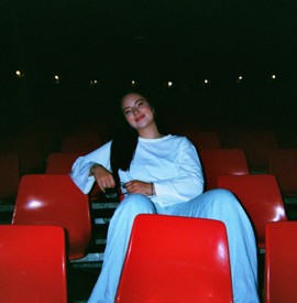 Bilde av Marte Hognestad i et publikumsamfi med røde seter