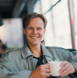 Bilde av Tobias Kolbjørnsen med kaffekopp i hånden